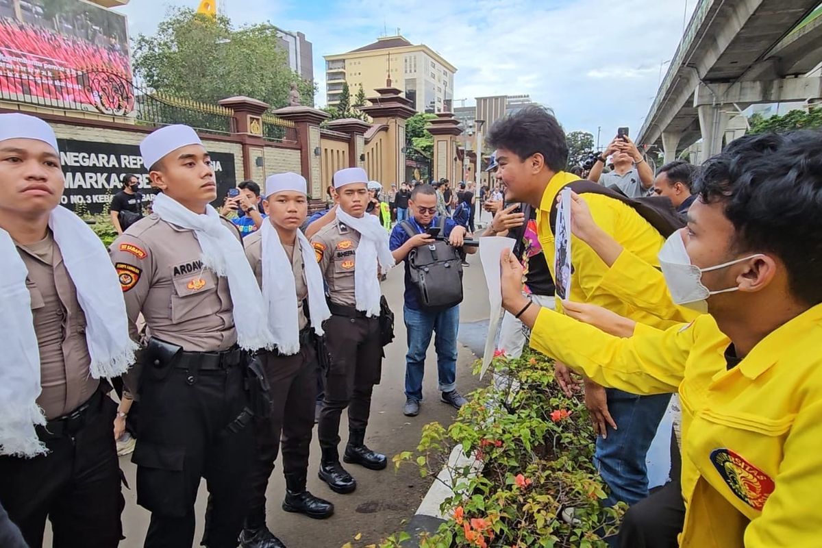 Aparat saat menjaga demo di Mabes Polri. Foto : Ist