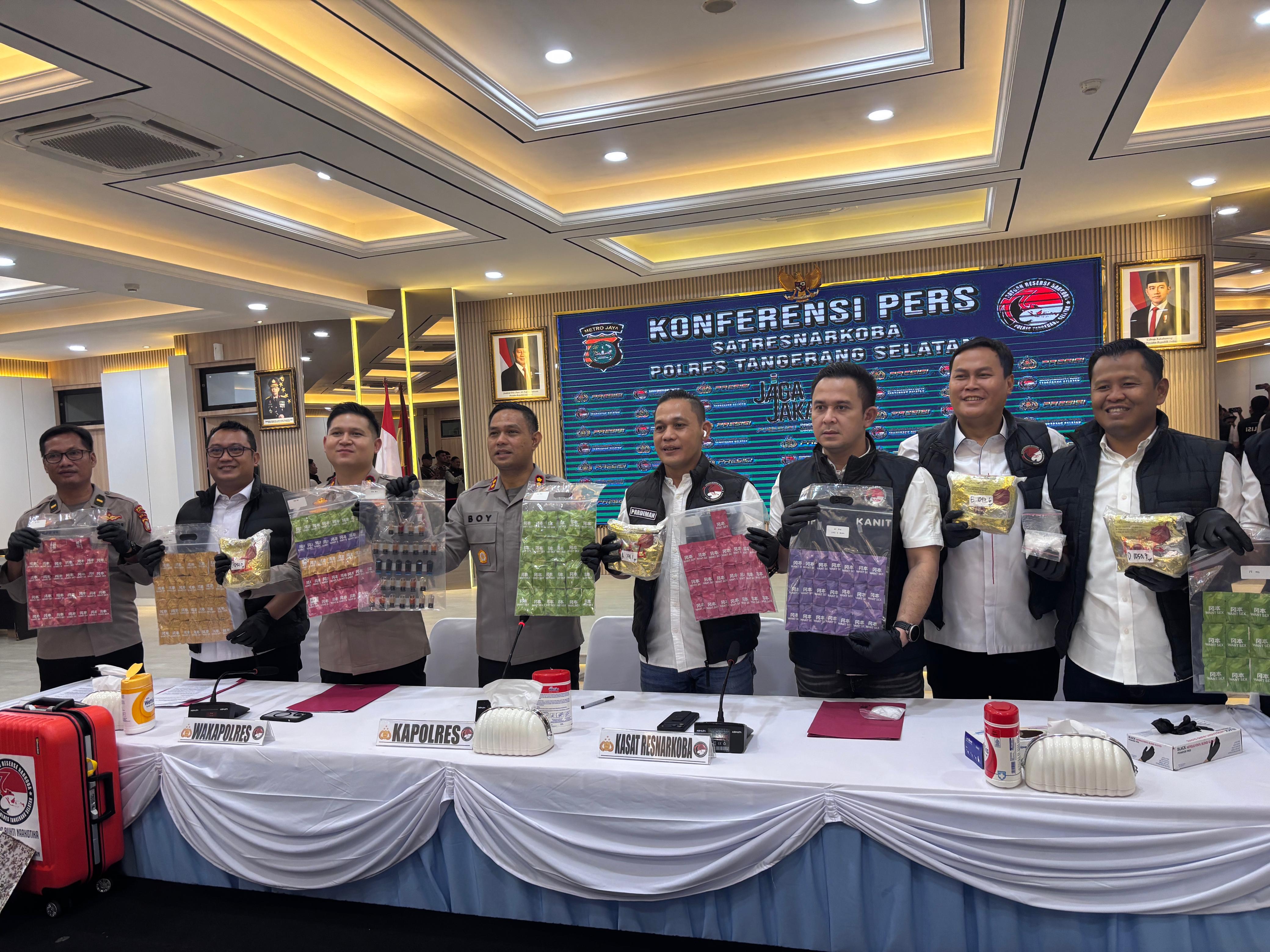 Polres Tangsel ungkap kasus narkoba jaringan internasional. Barang bukti sabu dan narkoba jenis cair berhasil diamankan.