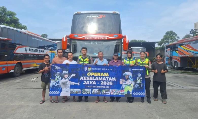Satuan Lalu Lintas (Satlantas) Polres Tangerang Selatan (Tangsel) menggelar kegiatan sosialisasi tertib berlalu lintas dalam rangka Operasi Keselamatan Jaya 2026 di Pool Bus Rosalia Indah, Ciputat, Selasa (17/2).