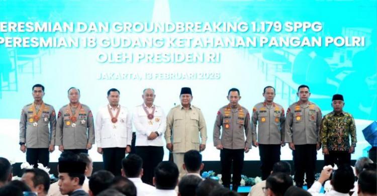 Presiden Prabowo dan penerima penghargaan. Foto : Ist