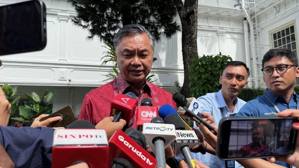 Mantan Wamenlu Dino Patti Djalal saat hadir di Istana memenuhi undangan Presiden Prabowo. Foto : Ist