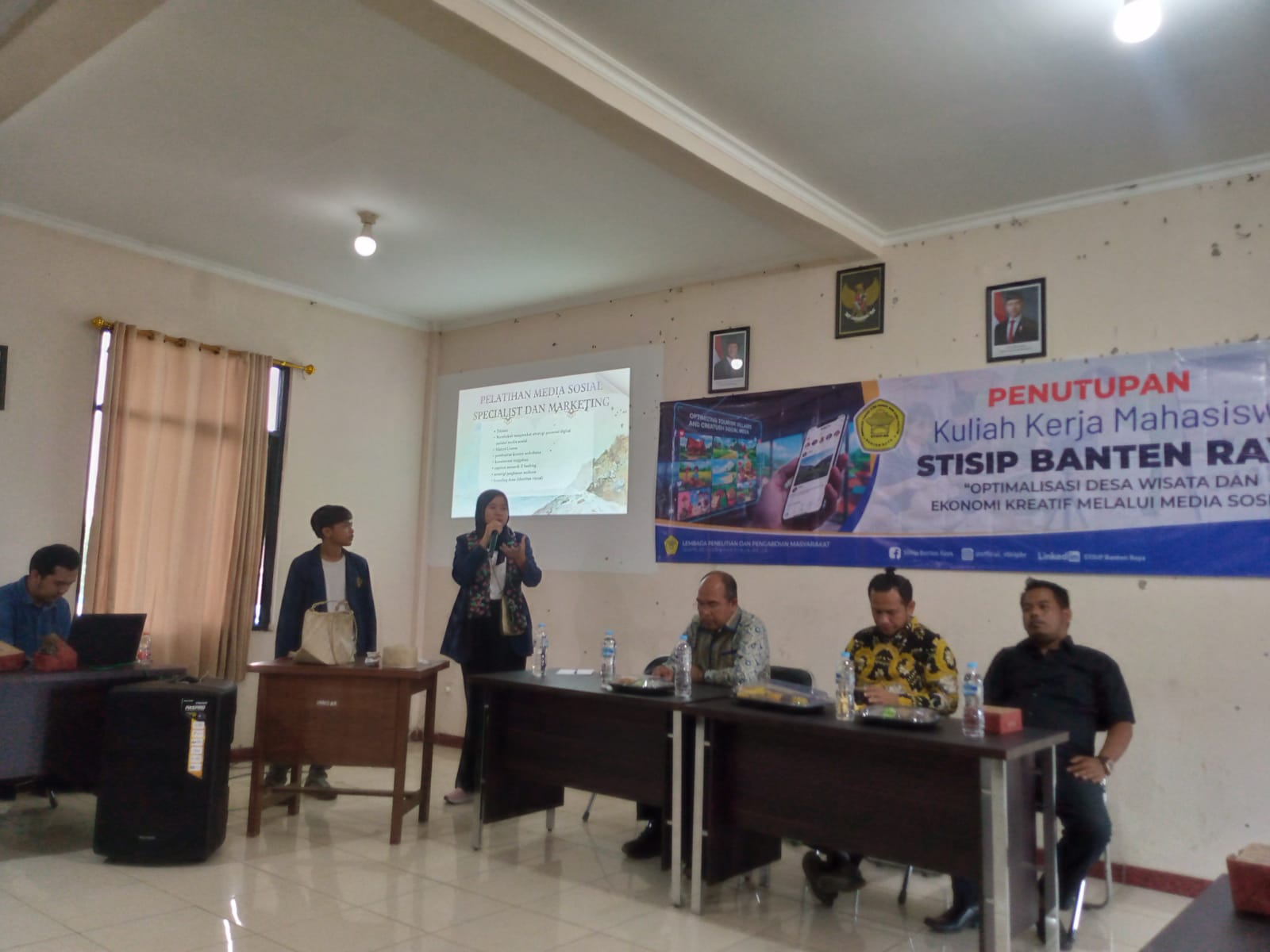Mahasiswa KKM kelompok 02 menyampaikan pemaparan hasil KKM dalam acara lokakarya penutupan KKM di Kampus STISIP Banten Raya, Pandeglang, Sabtu (14/2/2026).(Ari Supriadi/tangselpos.id)