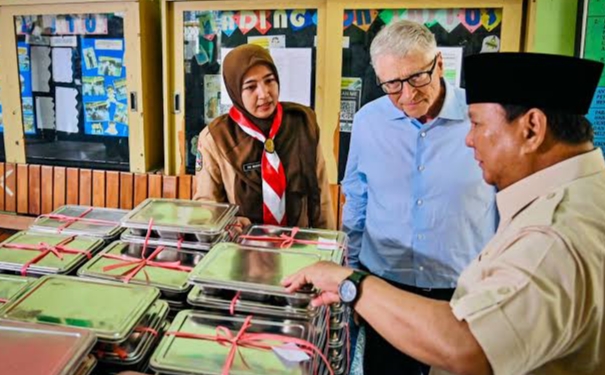 Presiden Prabowo bersama Bill Gates saat meninjau pelaksanaan MBG di Jakarta. Foto : Ist