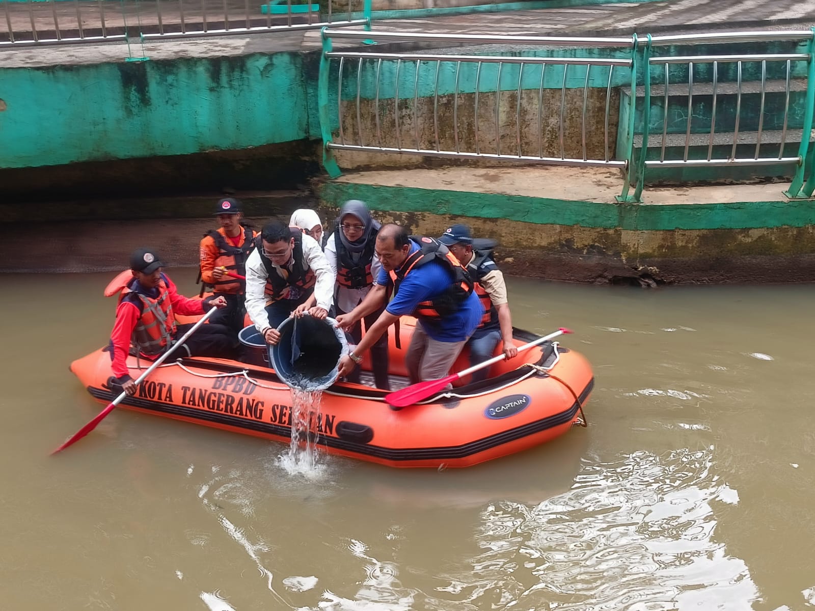 PT Biotek Saranatama menebar sebanyak 5.000 bibit ikan di Sungai Jaletreng, kawasan Taman Tekno, Serpong, Jumat (13/2). (tangselpos.id/rmn)