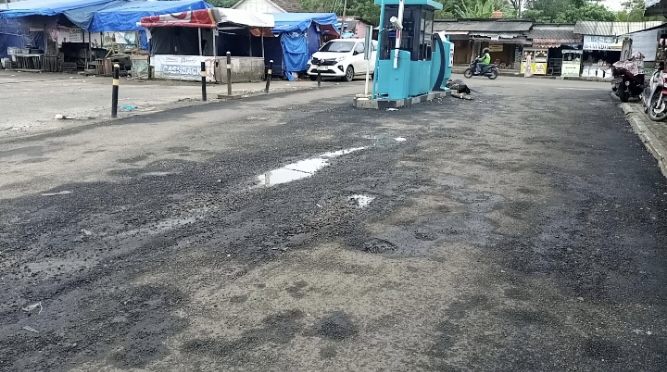 DITERAPKAN. Gate parkir yang ada di Pasar Sampay, Kecamatan Warunggunung, Kabupaten Lebak, akan kembali diterapkan.