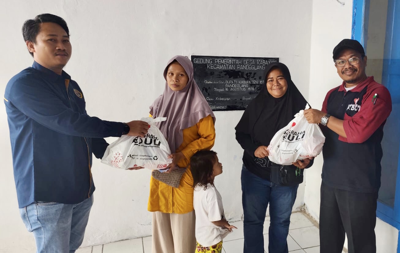 SERAHKAN BANTUAN. Sekretaris PWI Pandeglang bersama pihak Arta Graha Peduli, secara simbolis penyerahan paket bantuan sembako kepada perwakilan warga, di Sekretariat PWI Pandeglang, Selasa (10/2).