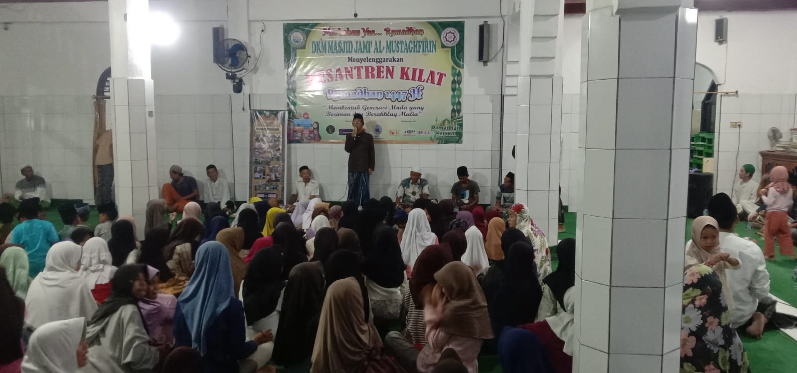 Ratusan anak-anak sedang mengikuti pesantren kilat di Masjid Al-Mustaghfirin tepatnya di Kampung Panguseupan, Desa Labuan, Kecamatan Labuan, Kabupaten Pandeglang, Minggu (22/2).