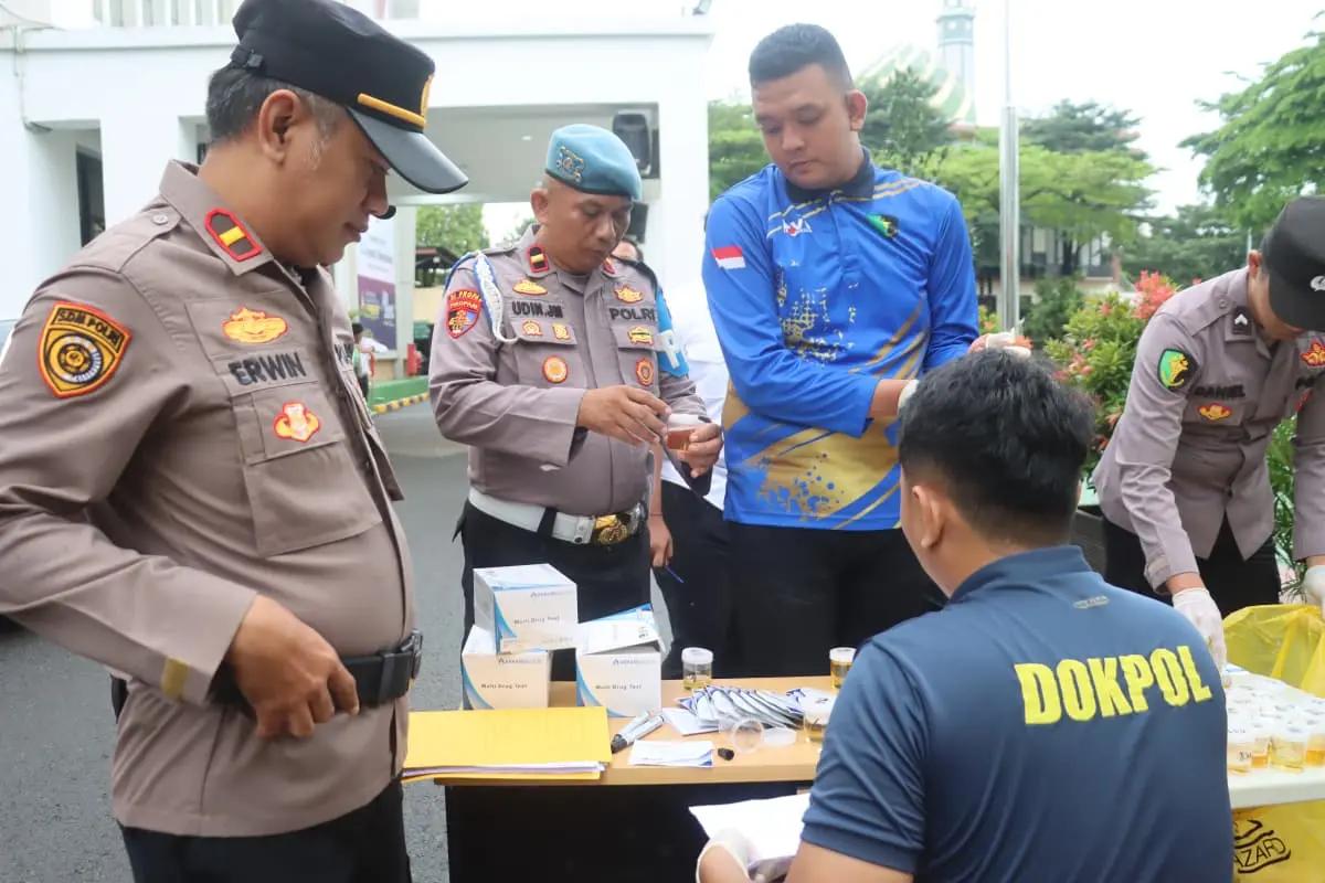 Ratusan personel Polres Tangsel ikuti tes urine di Markas Polres Tangsel, Serpong, Senin (23/2).