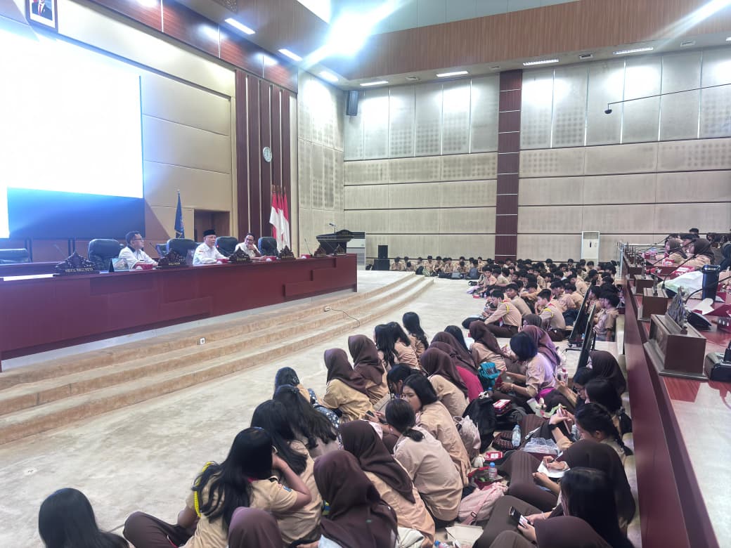 PENDIDIKAN DEMOKRASI. Ketua Fraksi PSI DPRD Kota Tangerang Selatan (Tangsel), Alex Prabu, menerima kunjungan outdoor learning dari SMAN 12 Tangsel.