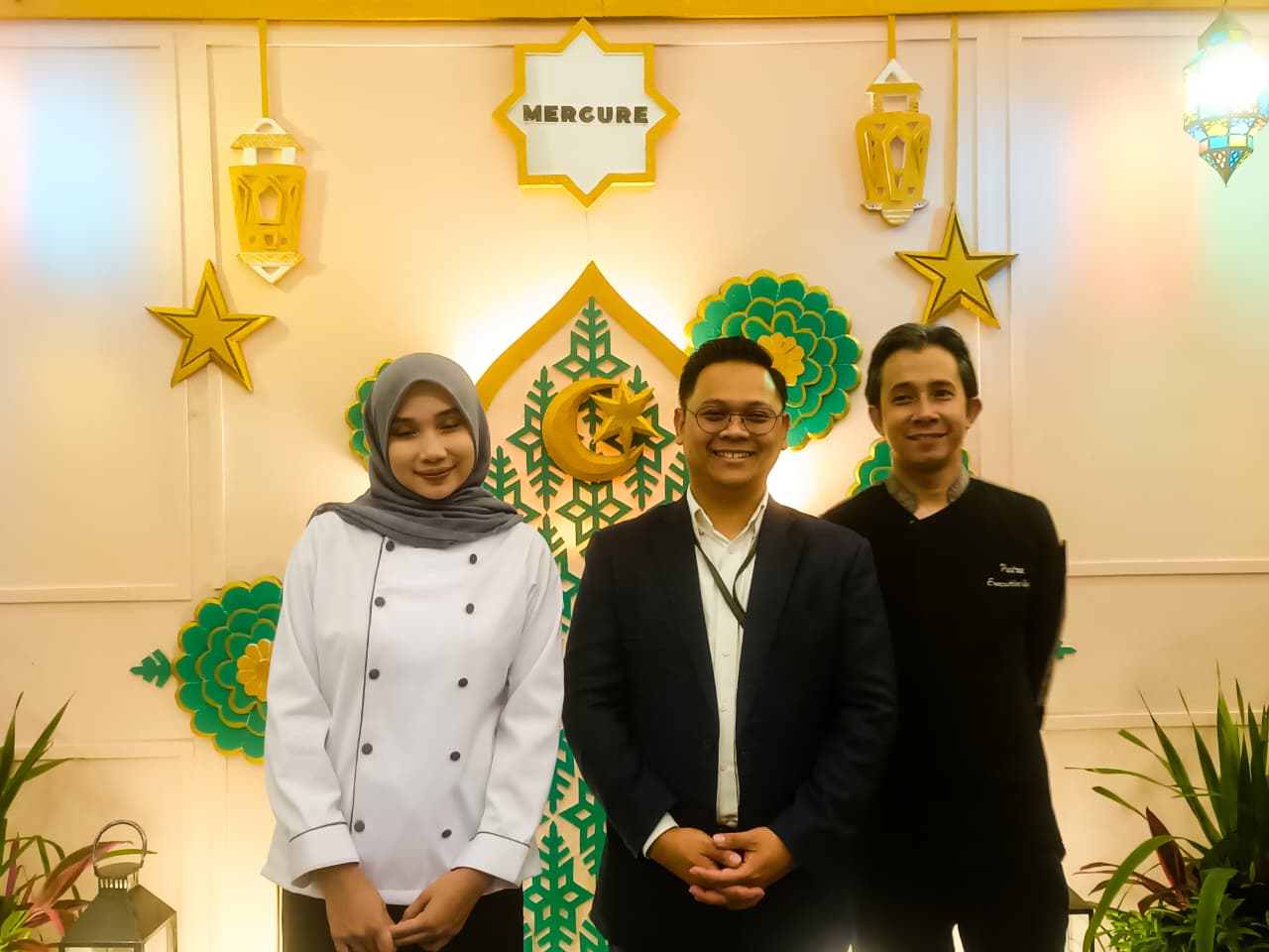 (Ki-ka) Chef Aqilah, Suhadi Tan, dan Chef Putra saat konferensi pers peluncuran program Iftar “Cerita Rasa Nusantara” di Mercure Serpong Alam Sutera, Senin (23/2/2026). (tangselpos.id/lim)