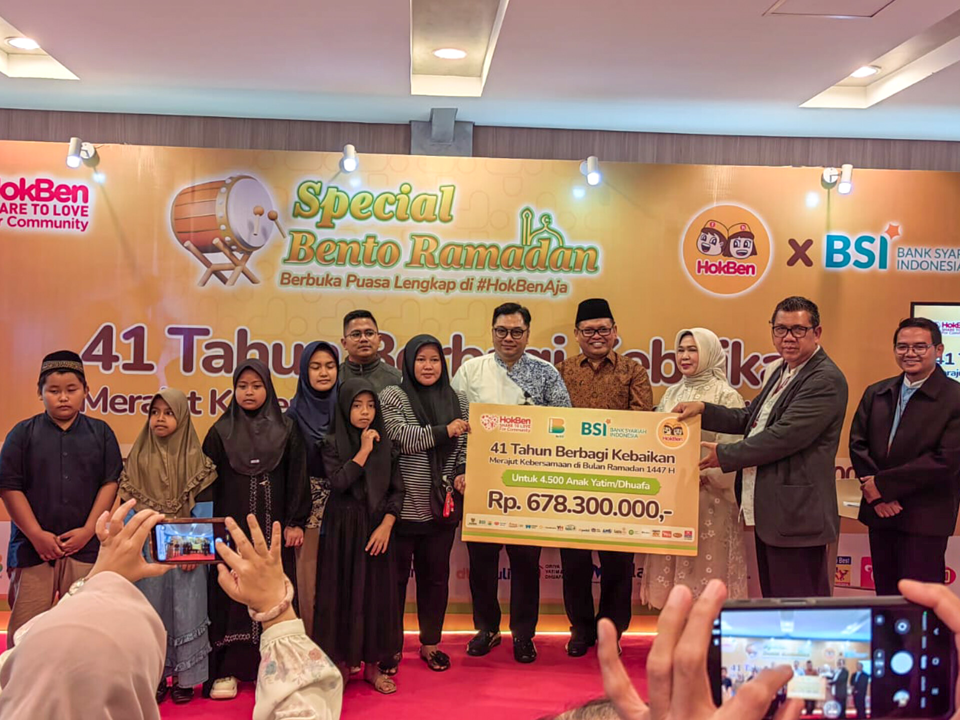 Perwakilan HokBen dan PT Bank Syariah Indonesia (Persero) Tbk bersama anak yatim saat peluncuran program “41 Tahun Berbagi Kebaikan” dan Bento Ramadan 2026, Selasa (24/2/2026). (tangselpos.id/lim)