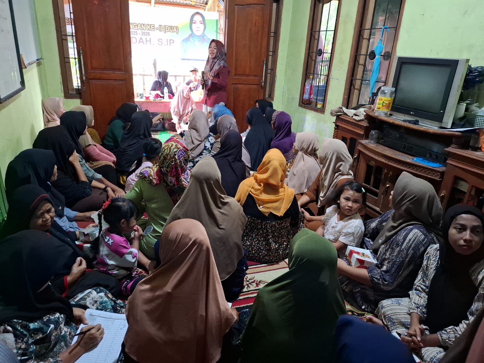 Anggota DPRD Provinsi Banten, Ida Hamidah melaksanakan reses di Desa Dalembalar, Kecamatan Cimanuk, Kabupaten Pandeglang, Selasa (10/2/2026). (tangselpos.id/arie)
