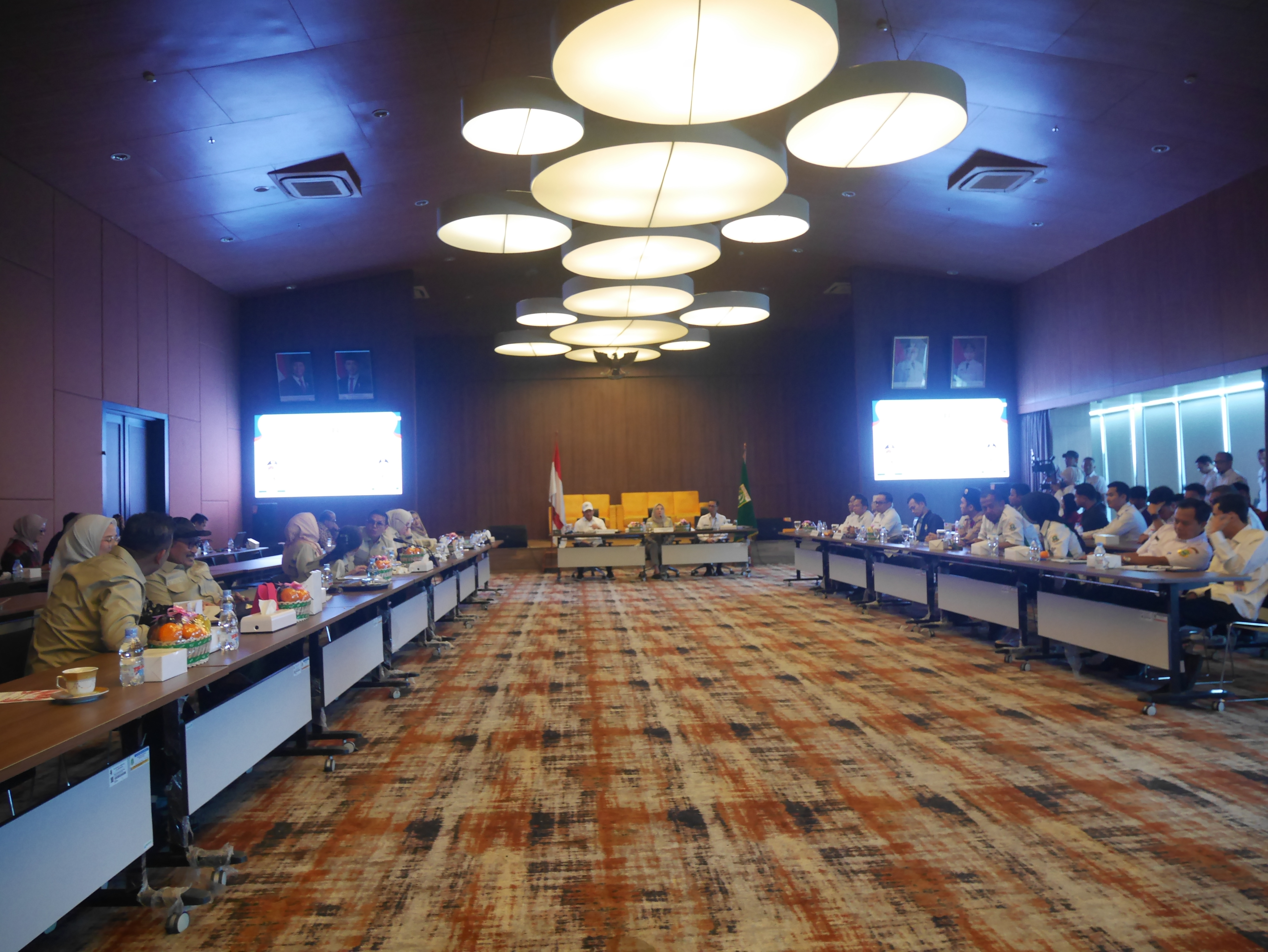 Suasana pertemuan Wakil Gubernur Banten, Achmad Dimyati Natakusumah dengan Komisi X DPR RI, di Aula DPUPR Banten, di KP3B Kota Serang, Rabu (4/2/2026).(Ari Supriadi/tangselpos.id)