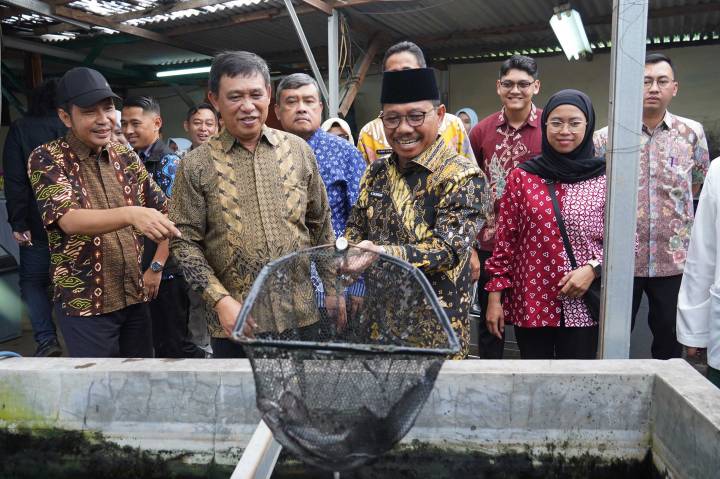 Wali Kota Tangerang, Sachrudin, menghadiri peringatan Lustrum Pertama Kelompok Usaha Ternak Ikan Lele (KUTIL) Cimone di Kelurahan Cimone, Kecamatan Karawaci, Kamis (5/2).