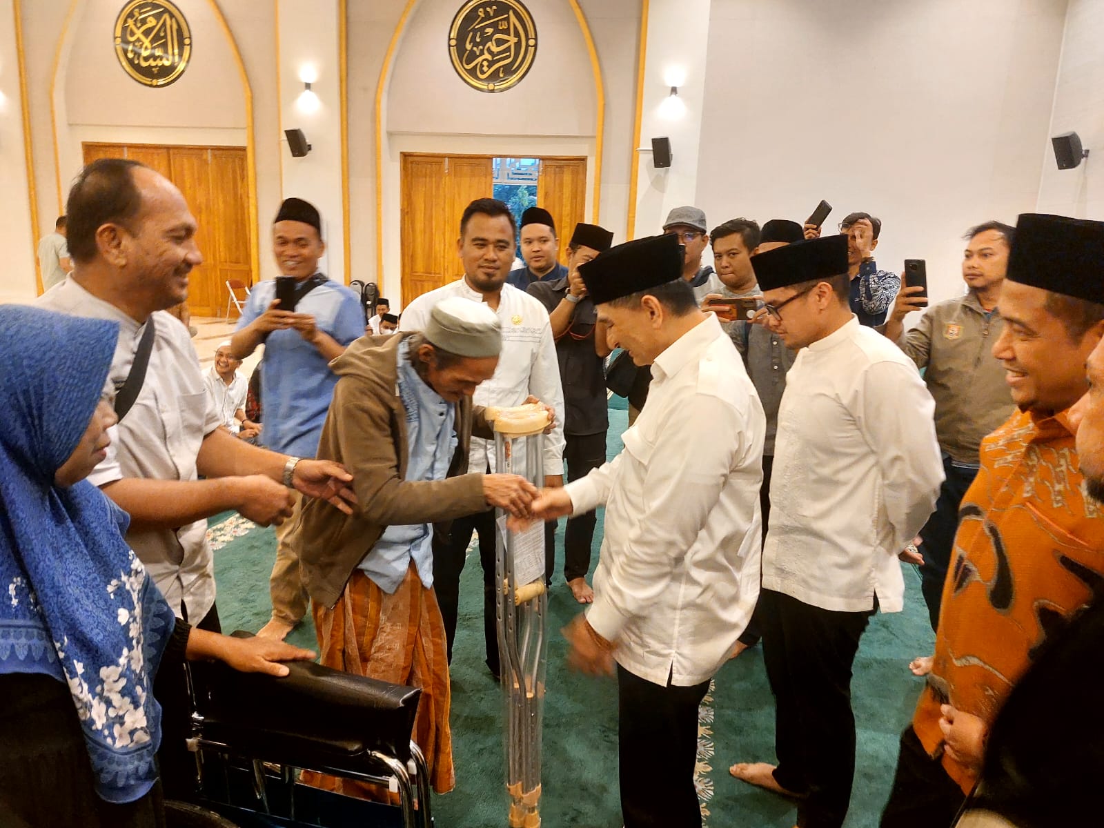 Wakil Wali Kota Pilar Saga dan Wagub Dimyati pada kegiatan di Masjid Baiturrahmi, Islamic Center, Serpong. Foto : Ist