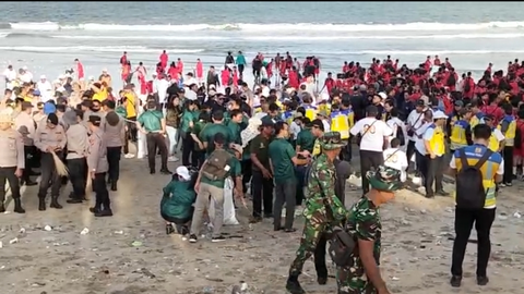 TNI-Polri membersihkan sampah di Pantai Bali. Foto : Ist