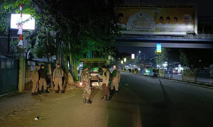 Petugas Satpol PP Kota Tangerang patroli keamanan malam di wilayah Kecamatan Tangerang.