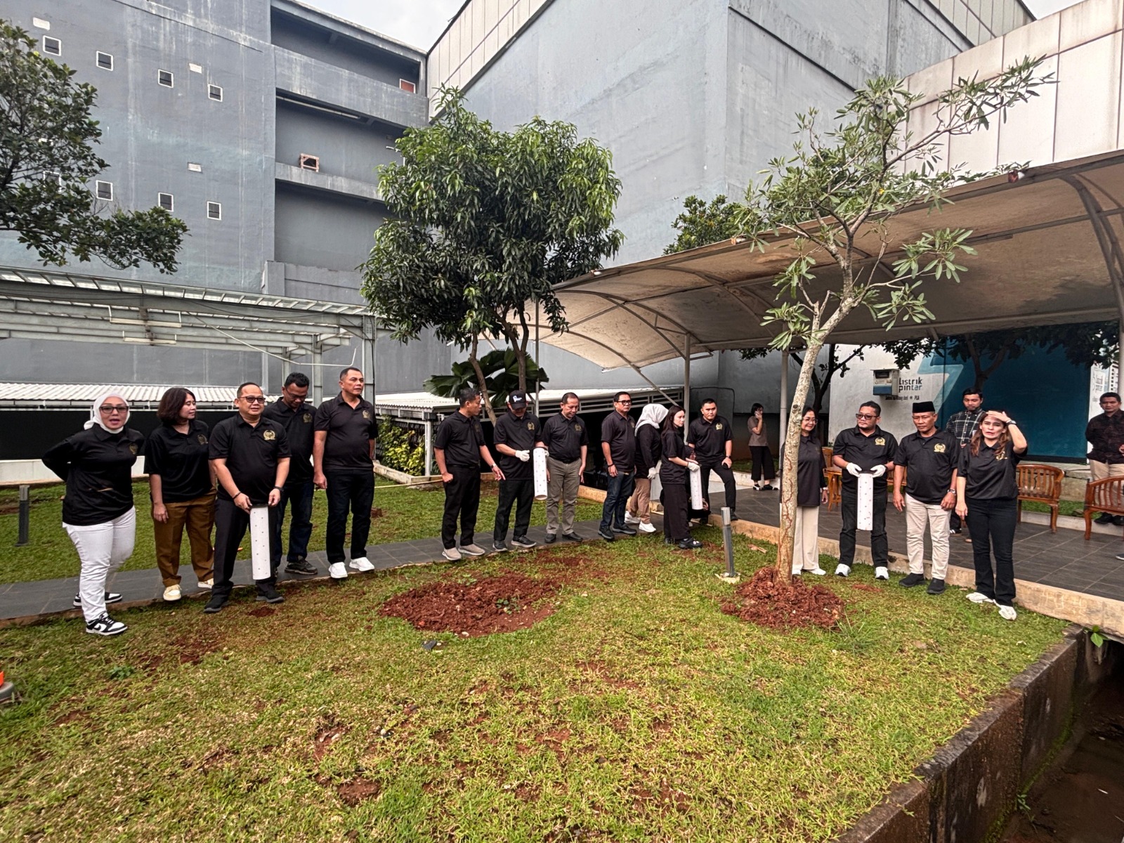 PEDULI LINGKUNGAN - DPRD Kota Tangsel buat lubang biopori untuk pengelolaan sampah dari hulu.