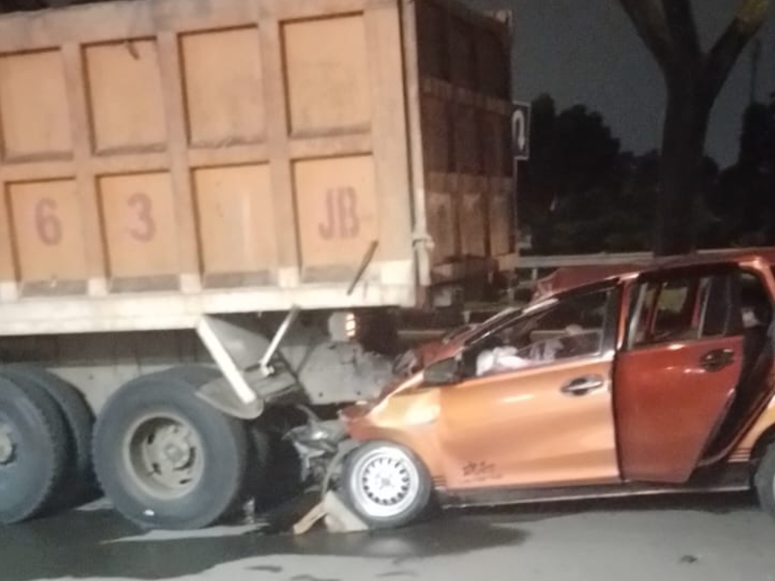 Sebuah mobil MPV menabrak truk di Jalan Lingkar Timur, Rawa Mekar Jaya, Serpong, Tangerang Selatan, Kamis (5/2) dini hari. (tangselpos.id/yadi)