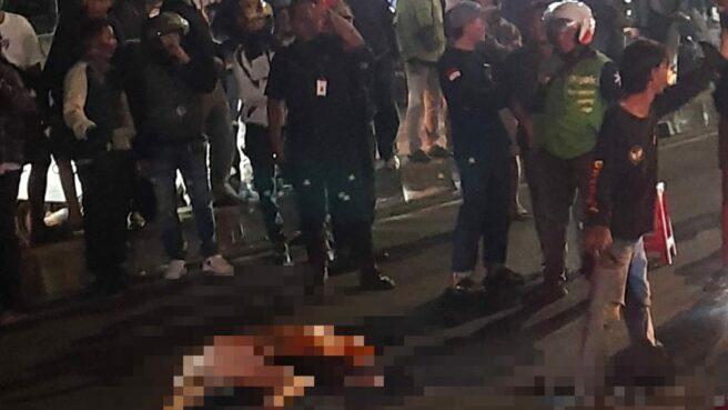 Kecelakaan lalu lintas yang melibatkan tiga kendaraan terjadi di Jalan Ir. H. Juanda, Ciputat Timur. Korban tewas dalam kecelakaan tersebut.