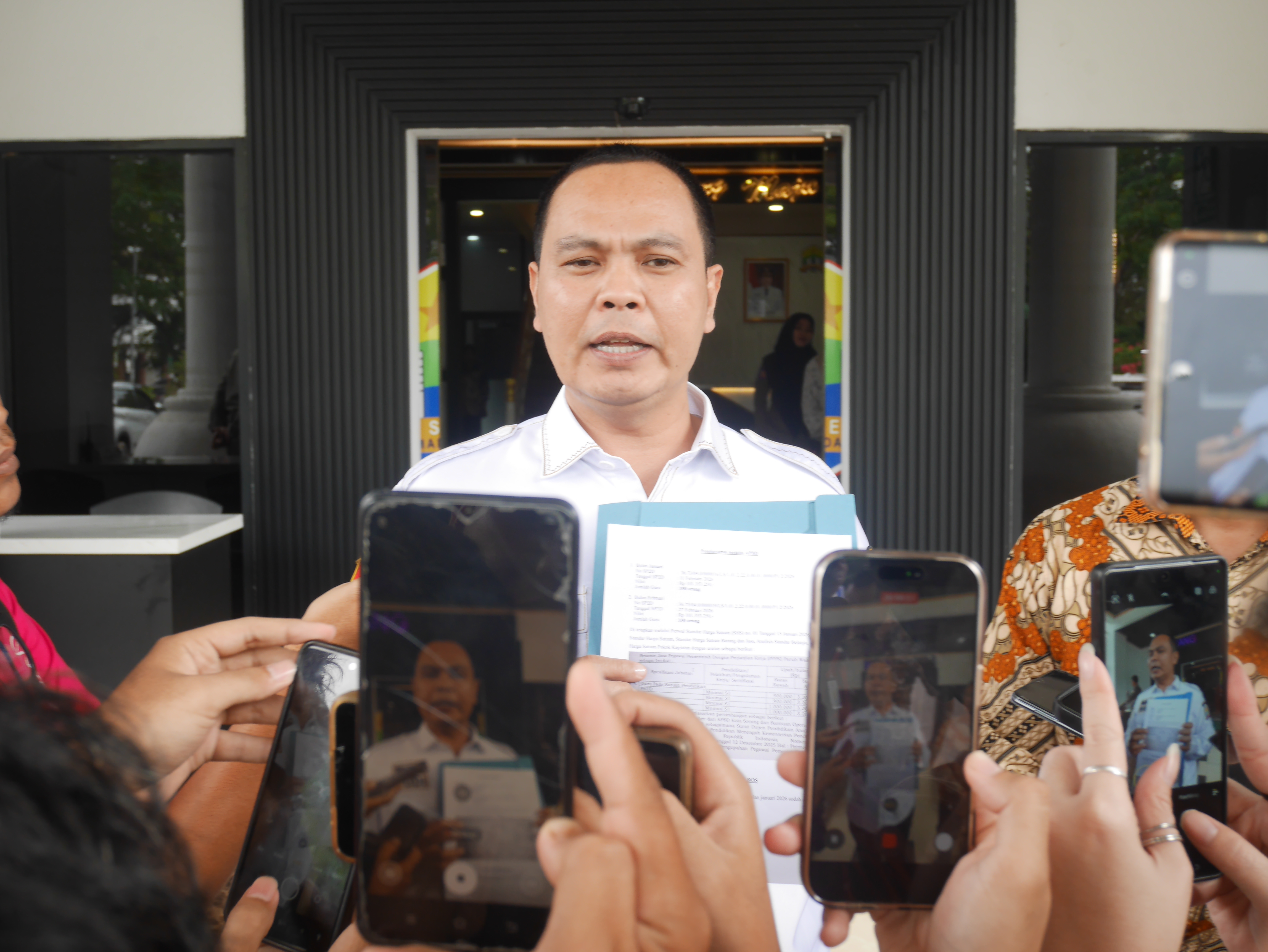 Wali Kota Serang, Budi Rustandi saat menyampaikan keterangan pers, di Puspemkot Serang, Kamis (26/2/2026).(Ari Supriadi/tangselpos.id)