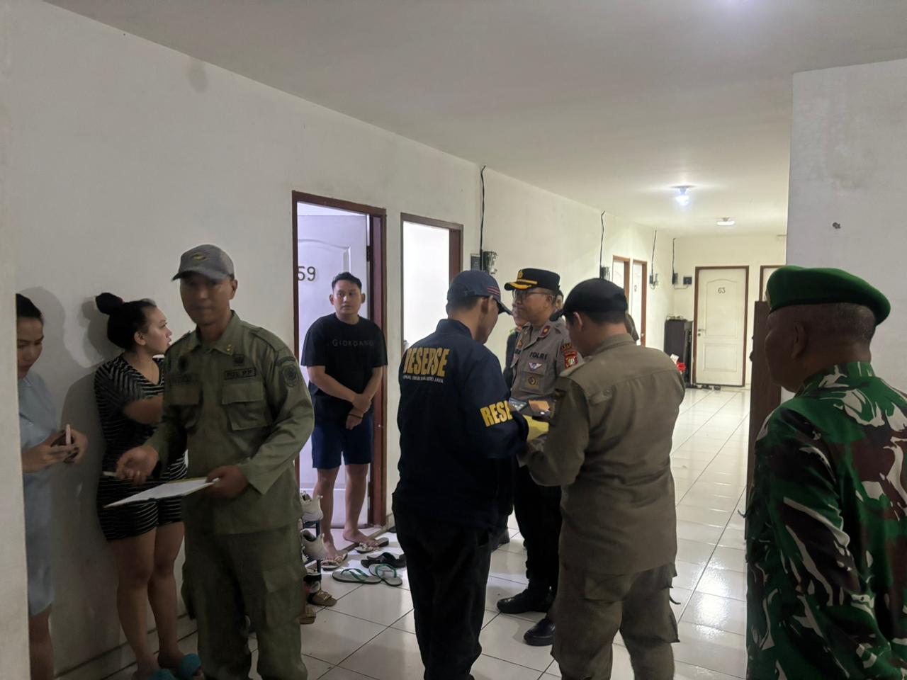 TIM gabung gelar razia di indekos kawasan Kelurahan Rempoa, Kecamatan Ciputat Timur.