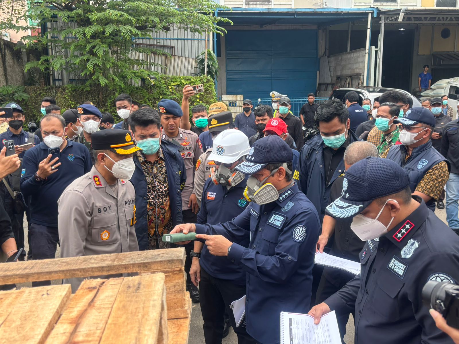 Hanif bersama jajaran Kepolisian dan instansi terkait melakukan peninjauan pascakebakaran gudang, Jumat (13/2). (tangselpos.id/mn)