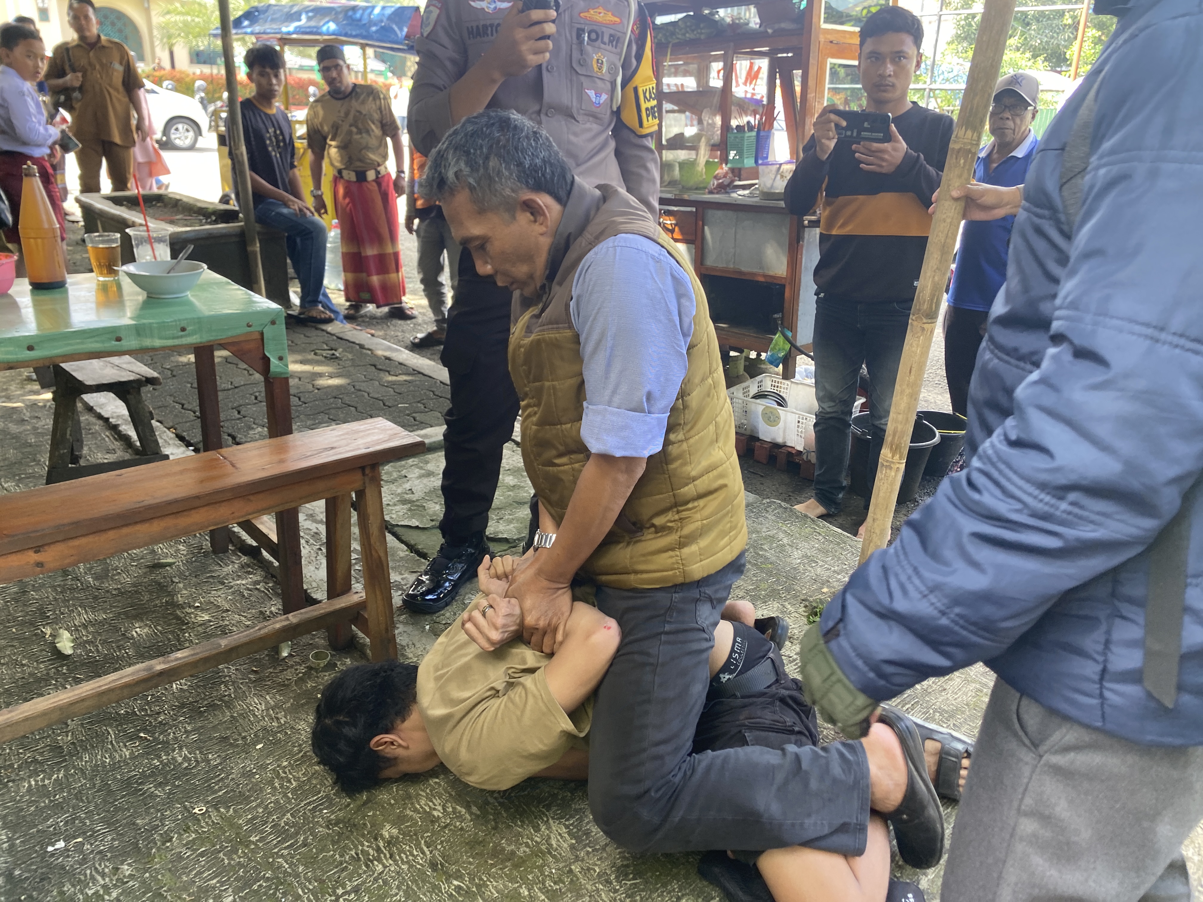 GELEDAH. Komandan (Dan) Unit Intel Kodim 0601 Pandeglang Lettu Inf Deni Dimyati, bersama para jajaran Satlantas Polres Pandeglang, sedang meniarapkan sambil menggeledah pelaku, di Jalan Kesehatan No 2B Alun-alun Pandeglang, Senin (2/2), sekitar pukul 14.20 WIB.