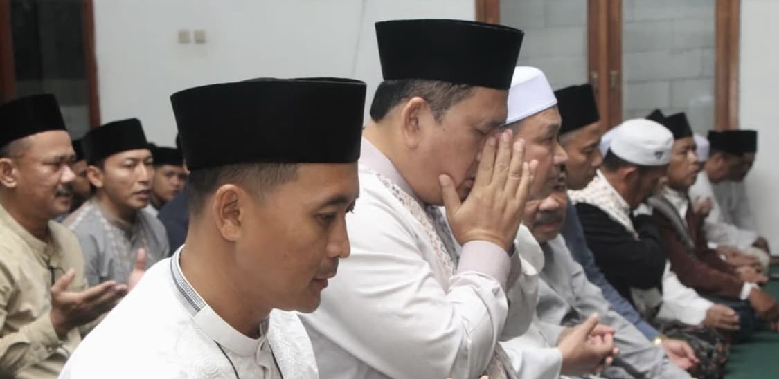 BERDOA. Wabup Lebak Amir Hamzah, sedang berdoa di sela-sela salat tarawih bersama masyarakat, di Masjid Al-Ihsan, Desa Lebak Asih, Kecamatan Curugbitung, Selasa (24/2) malam.