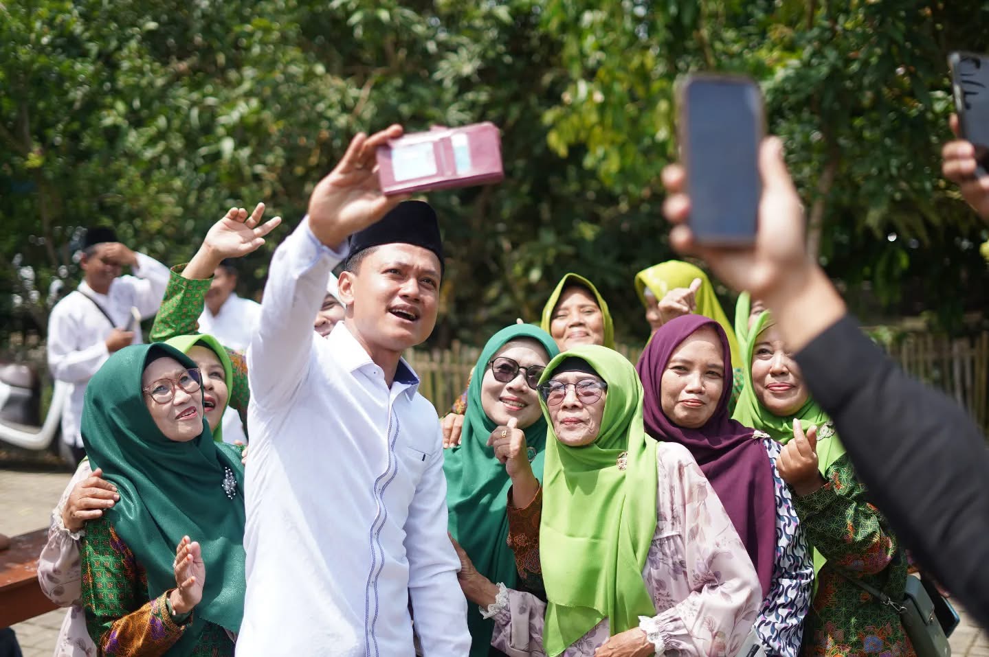 SWAFOTO. Wabup Pandeglang Iing Andri Supriadi, sedang swafoto bareng emak-emak, usai menghadiri Pengajian PC NU Kabupaten Pandeglang, sekaligus memperingati Isra Mi’raj di Pondok Pesantren Al-Kalam Jiput, beberapa waktu lalu.