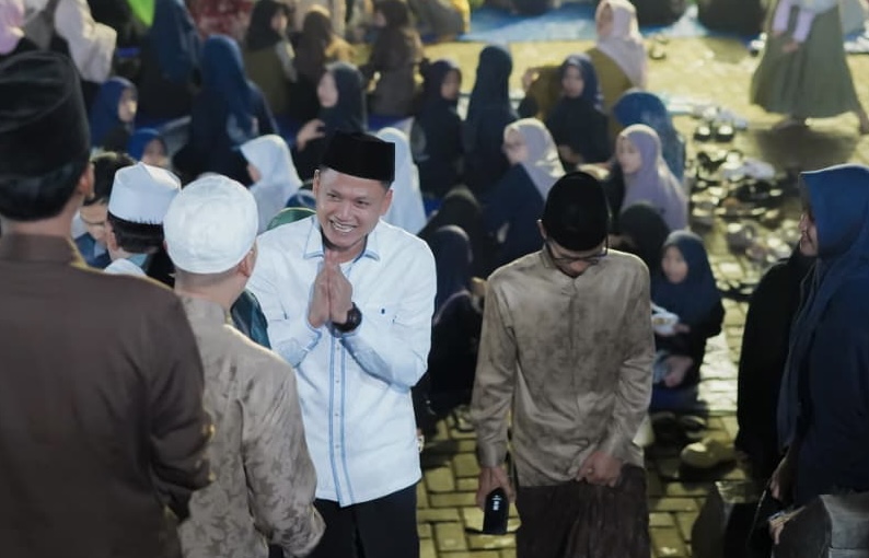 MENYAPA. Wabup Iing sedang menyapa para tokoh agama dan santri, saat menghadiri acara Isra Mi'raj dan Tasyakuran Pondok Pesantren ATH-Thohariyyah, beberapa waktu lalu.