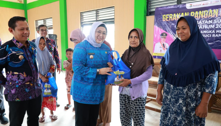 Wakil Bupati (Wabup) Tangerang, Intan Nurul Hikmah, melakukan monitoring pelaksanaan Gerakan Pangan Murah (GPM) di Gedung Serba Guna (GSG) Kecamatan Sukamulya, Kamis (12/2).