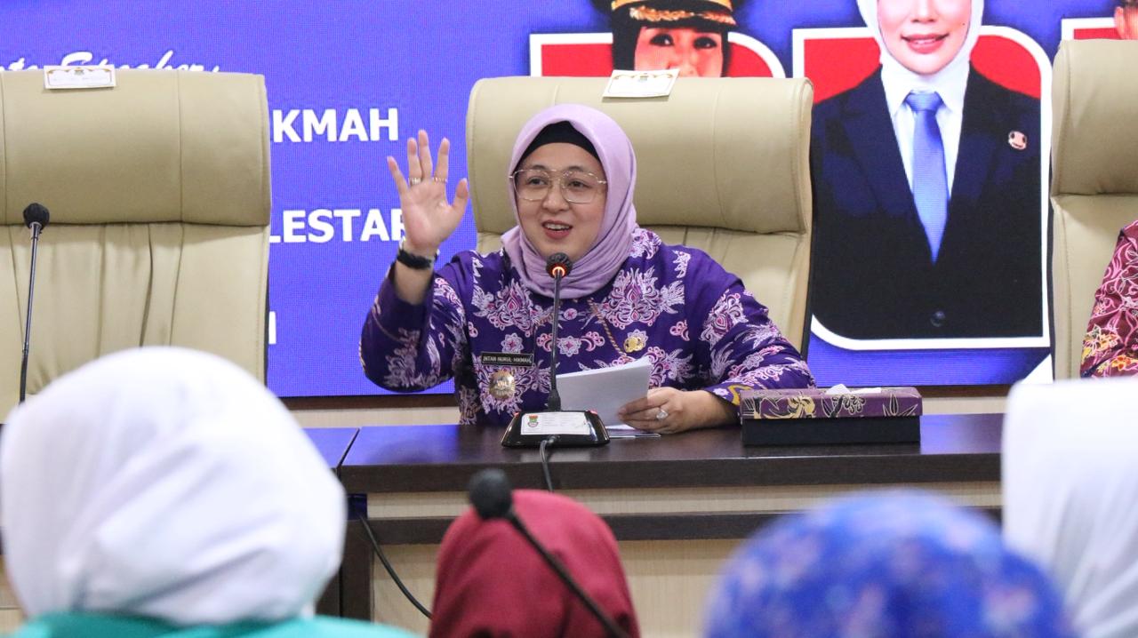 Wakil Bupati (Wabup) Tangerang, Intan Nurul Hikmah, tampak menghadiri acara peluncuran Sekolah Gender Angkatan I tahun 2026. Acara berlangsung di Ruang Rapat Wareng, Gedung Kantor Bupati Tangerang, Kamis (19/2).