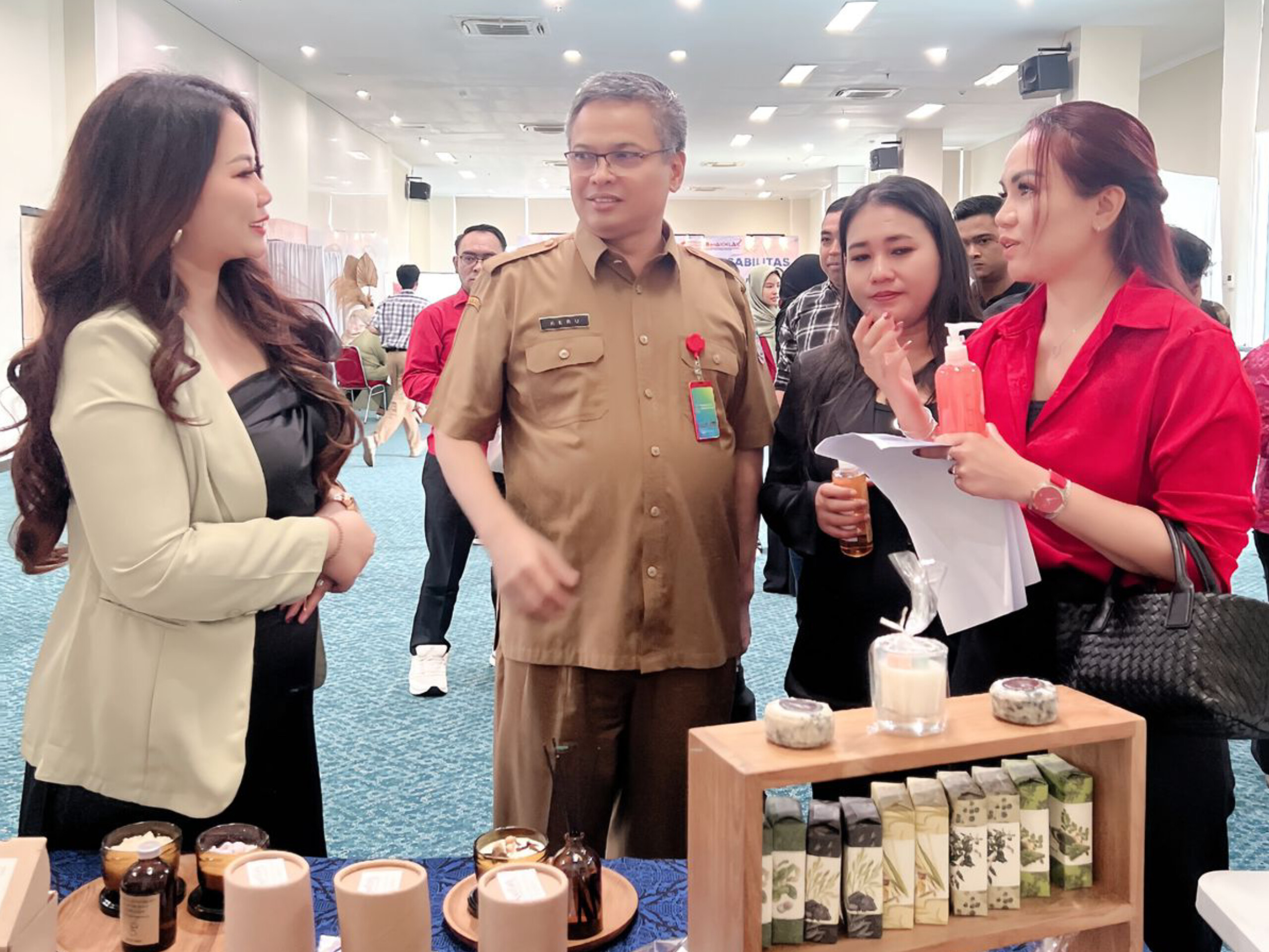 Asda II Tangsel Heru Agus Santoso meninjau stan produk aromaterapi karya disabilitas pada Mini Exhibition “Aroma Harapan Disabilitas” di Galeri UMKM Tangsel, Senin (9/2/2026). (Ist)