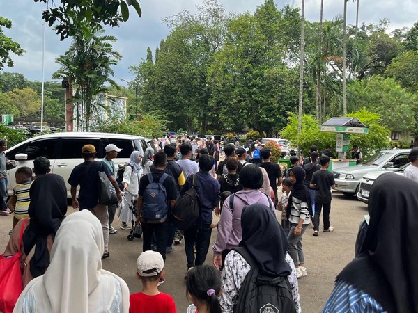 Pengunjung Kebun Bintang Ragunan. Foto : Ist