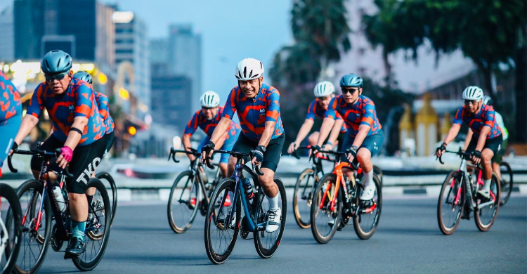 Gubernur Pramono bersama Mantan Menteri Saleh Husin dan rombongan mengayuh sepeda sejak 60km keliling Jakarta. Foto : Ist