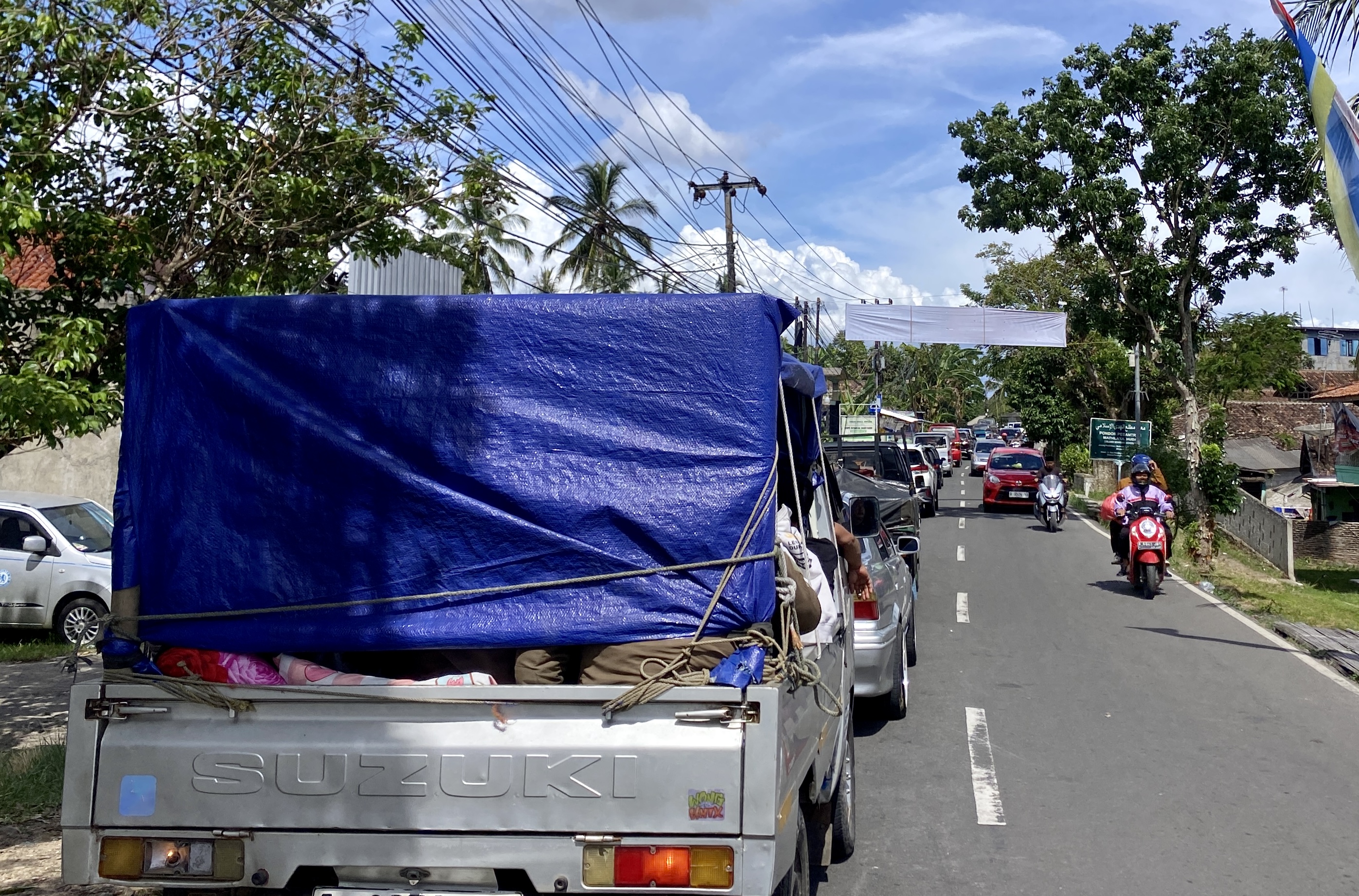 Kondisi lalu lintas di jalur Caringin-Mengger menuju Pandeglang-Serang, tepatnya di wilayah Desa Kadubungbang, Kecamatan Cimanuk, Kabupaten Pandeglang, terlihat mengalami macet mengular, Selasa (24/3).
