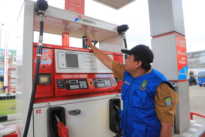Petugas UPT Pelayanan Metrologi Legal Kota Tangerang melakukan segel usai lulus uji tera, pada alat ukur di SPBU 34.15128 Jatiuwung, Kota Tangerang, beberapa waktu yang lalu. Kini, pemerintah memastikan bahwa pada Rabu (1/4) dipastikan tak ada kenaikan BBM.