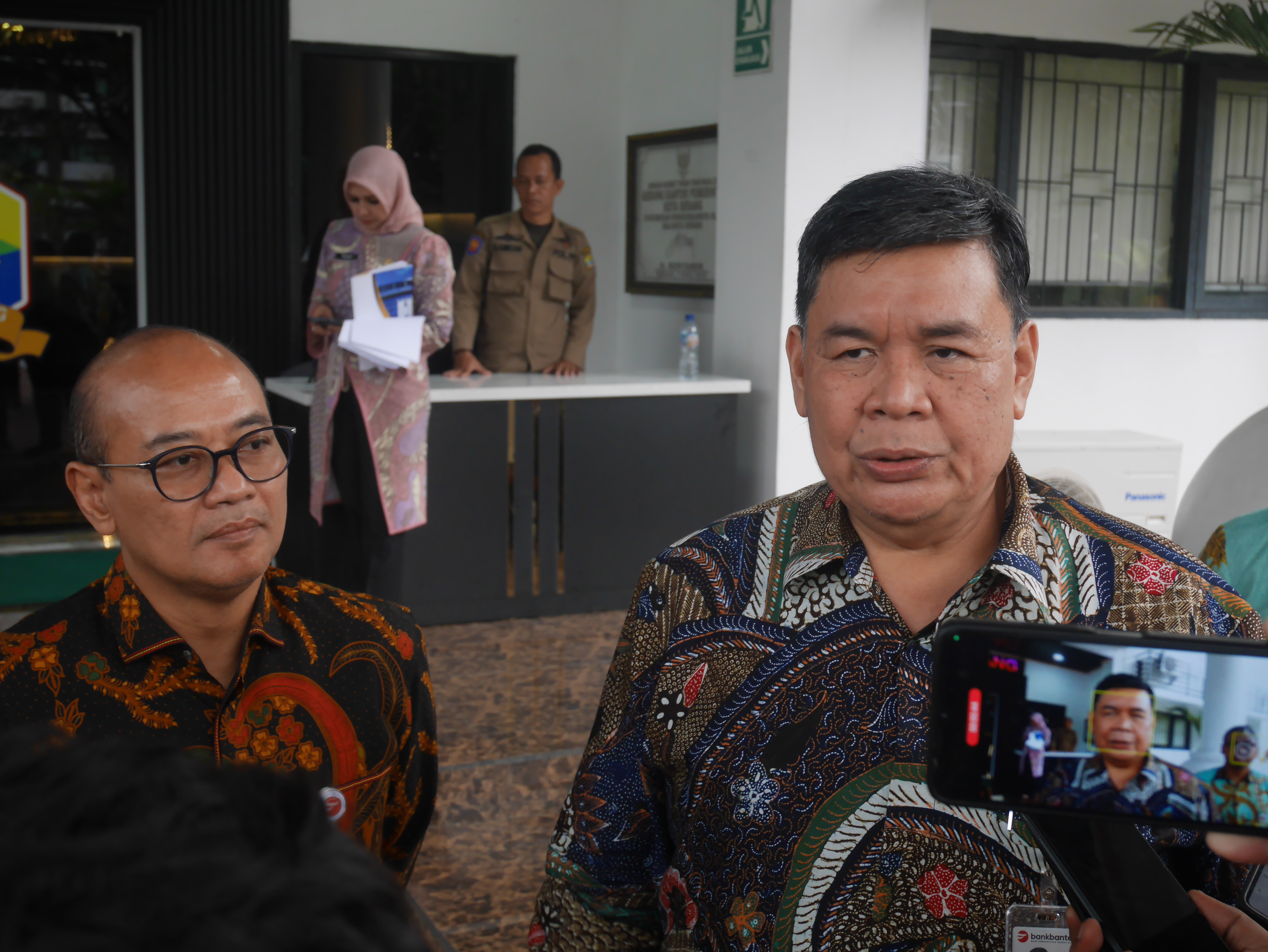 Direktur Utama Bank Banten, Muhammad Busthami (kanan) didampingi Direktur Bisnis, Slamet Riyadi, saat diwawancara wartawan di Puspemkot Serang, Kamis (26/3/20226).(Ari Supriadi-tangselpos.id)