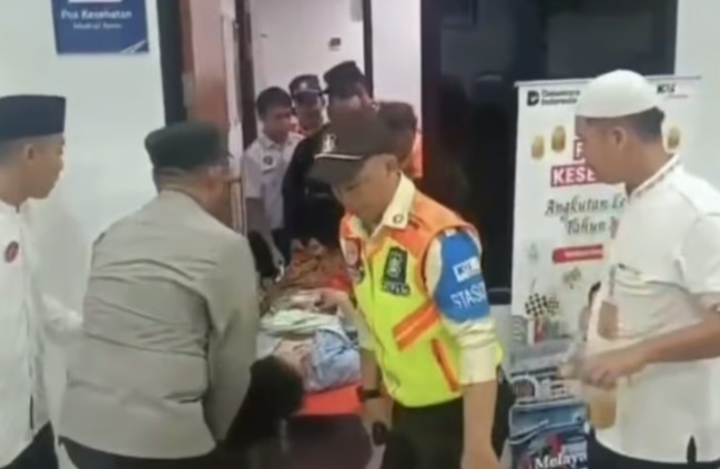 Petugas sedang mengevakuasi penumpangvyang melahirkan di toilet Rangkasbitung. Foto : Ist