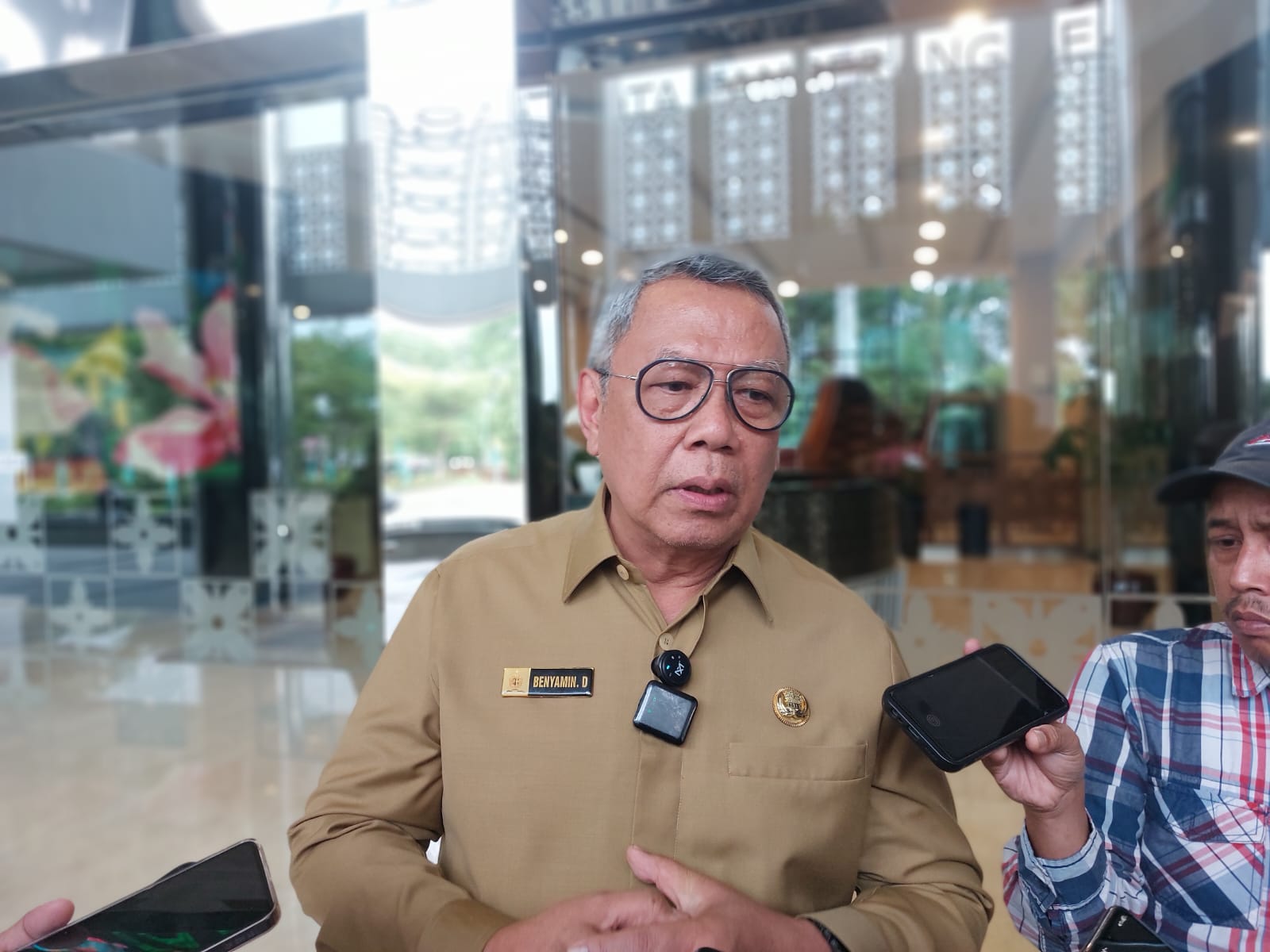 Wali Kota Tangsel, Benyamin Davnie meminta para pendatang untuk segera lapor ke RT dan RW.