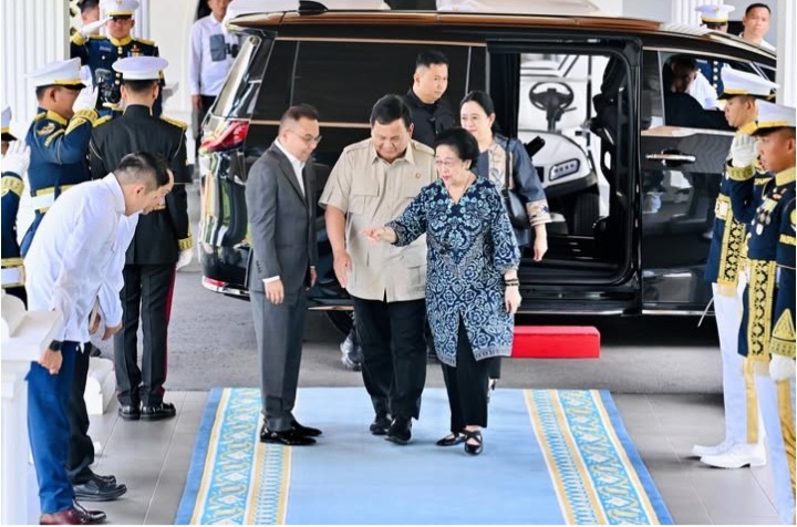 Mantan Presiden ke 5 Megawati disambuat Presiden Prabowo saat tiba di Istana. Foto : Ist