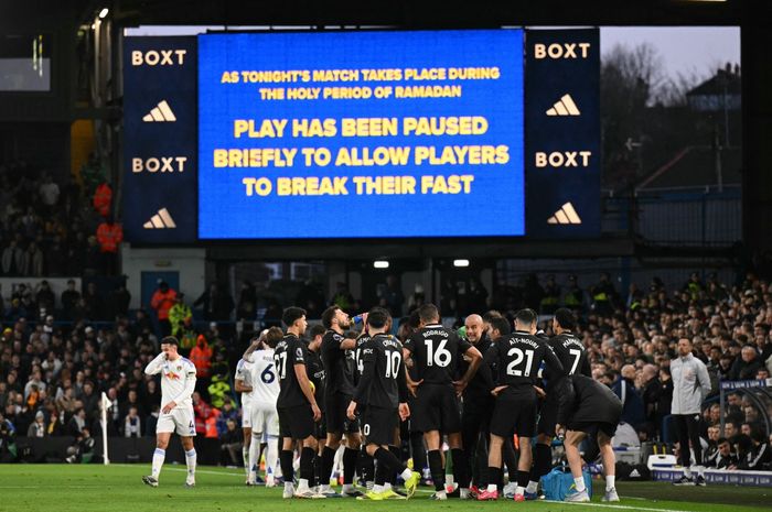 Pertandingan Liga Inggris di markas Leeds United dihentikan sejenak demi memberikan kesempatan pemain Man City berbuka puasa (28/2/2026). Foto : Ist