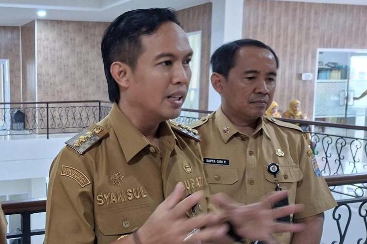 Bupati Cilacap Syamsul Auliya Rachman (kiri). Foto : Ist