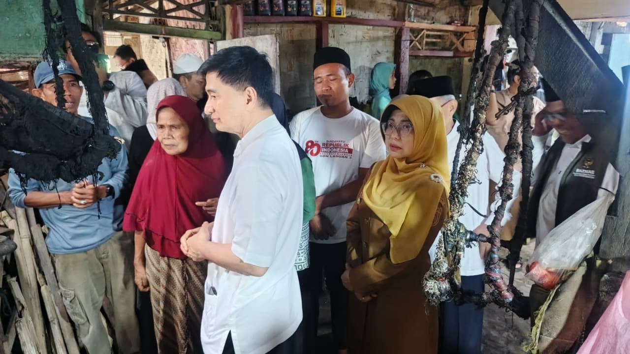 Bupati Pandeglang Raden Dewi Setiani sedang mendampingi Wagub Banten Achmad Dimyati Natakusumah, saat melongok rumah warga Desa Caringin yang akan diberi bantuan RLHB Provinsi Banten, Senin (3/3).
