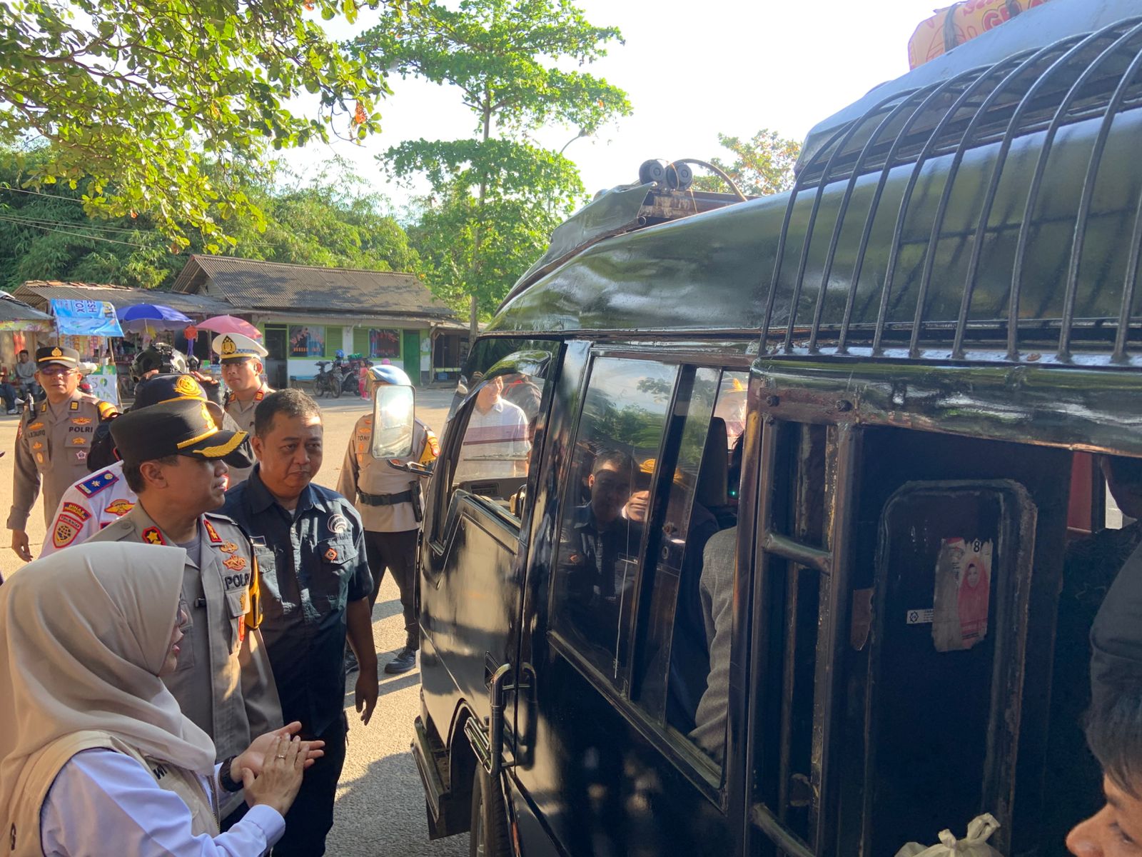 Bupati Pandeglang, Raden Dewi Setiani melakukan monitoring ke Posko Pelayanan Lebaran 2026 di Terminal Kadubanen, Kamis (19/3/2026).(Istimewa)