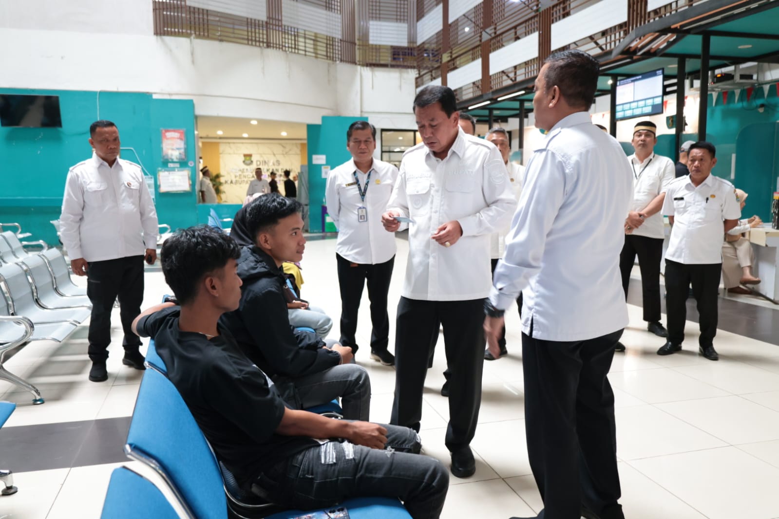 Bupati Tangerang, Moch. Maesyal Rasyid saat melakukan pemantauan di Dinas Kependudukan dan Pencatatan Sipil (Disdukcapil) Kabupaten Tangerang pada Rabu (25/3).