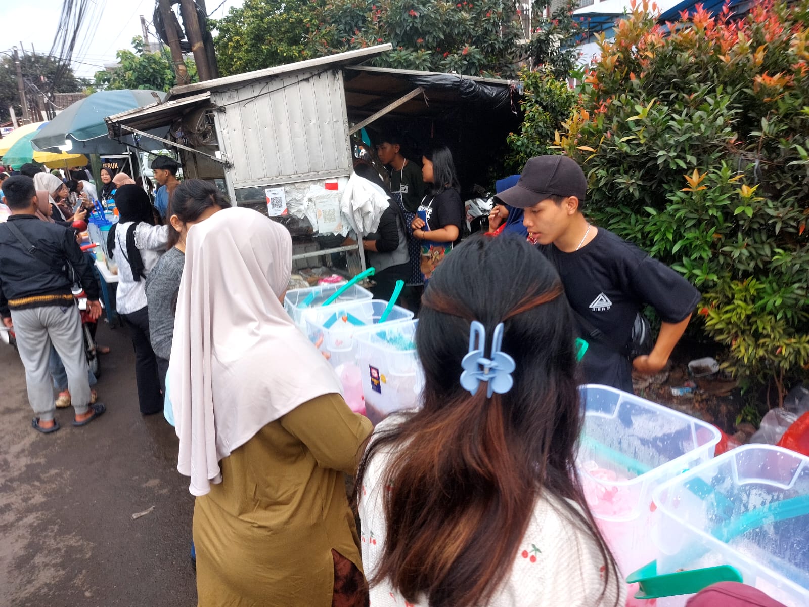 Suasana warga Pamulang saat berburu takjil untuk santapan berbuka puasa.