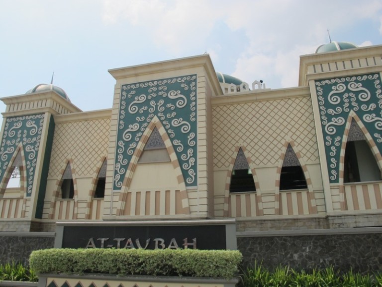 Masjid At Taubah di Km 57 A Jalan Tol Jakarta-Cikampek. Foto : Ist