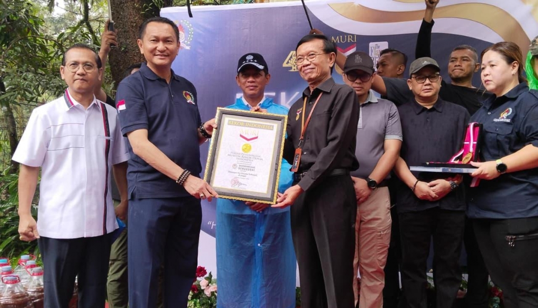 Generasi Muda Buddhis Indonesia (Gemabudhi) bersama Kementerian Lingkungan Hidup (KLH) melakukan aksi lingkungan dengan menuangkan 10.000 liter eco enzyme ke aliran Sungai Jelentreng di kawasan Taman Kota 2 BSD, Kota Tangerang Selatan, Minggu (8/3).